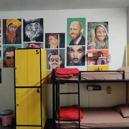 Heistel Delhi Hostel New Delhi Bagian luar foto